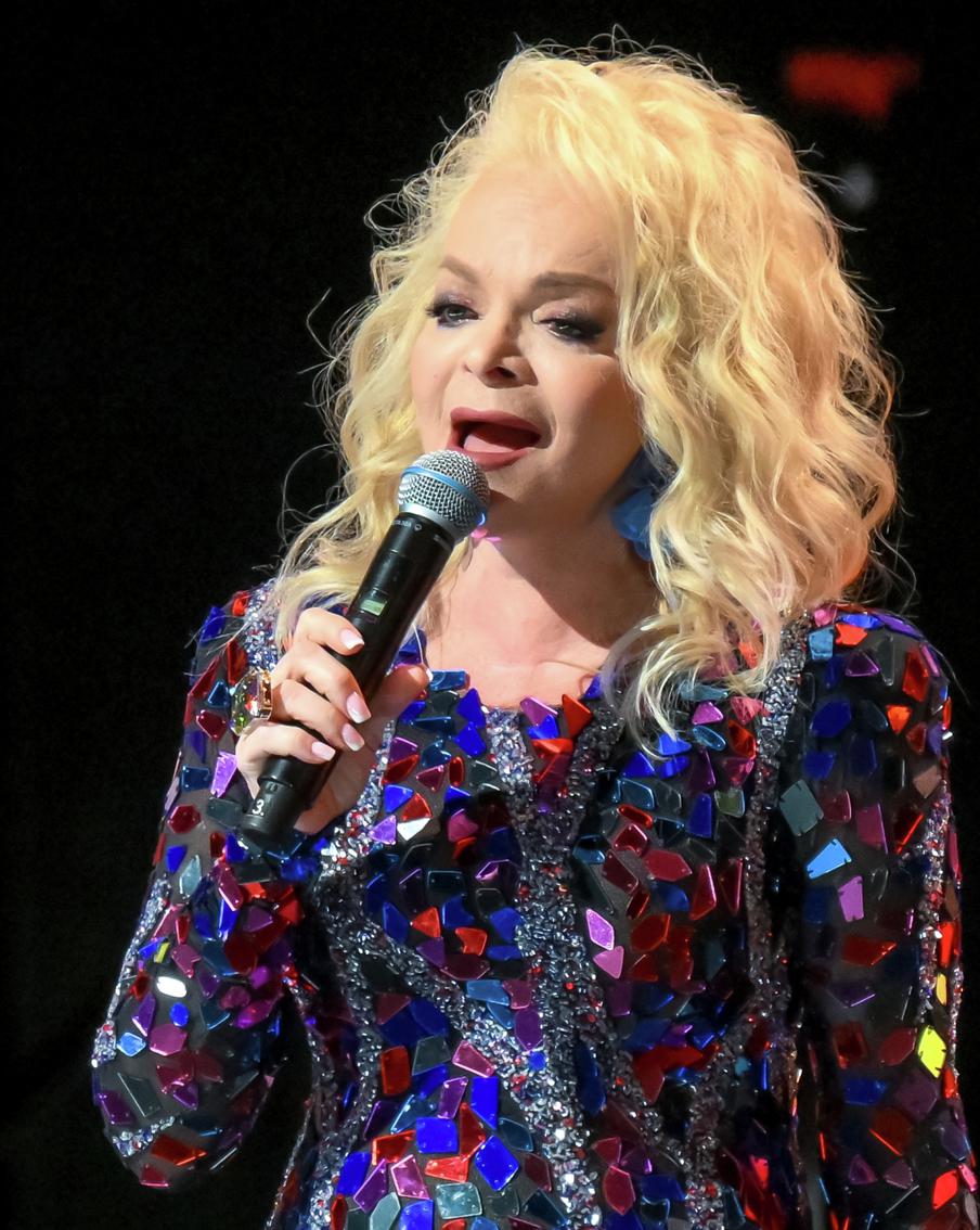 Адвокат Свириденко: Долина не уточнила сроки возврата денег за квартиру Лурье. Певица Лариса Долина в эфире Первого канала заявила о своём намерении вернуть деньги покупательнице Полине Лурье за квартиру, которая была продана под воздействием мошенников. Однако она не уточнила, в какие сроки и каким образом будет осуществляться возврат суммы в размере 112 миллионов рублей