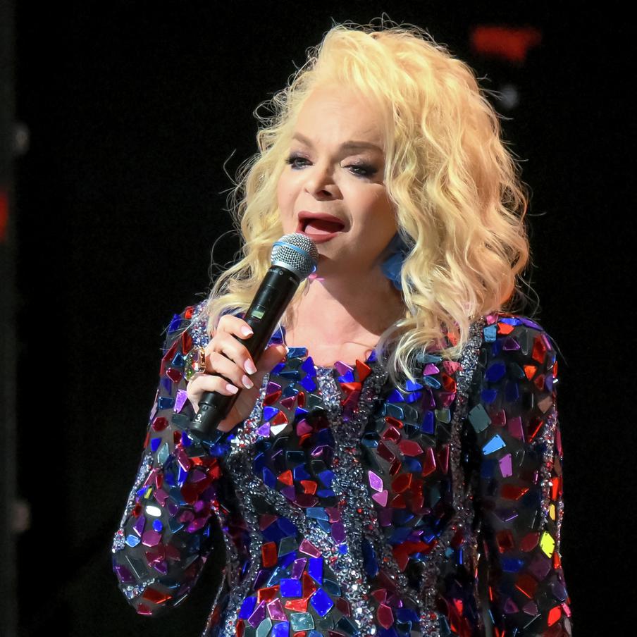 Адвокат Свириденко: Долина не уточнила сроки возврата денег за квартиру Лурье. Певица Лариса Долина в эфире Первого канала заявила о своём намерении вернуть деньги покупательнице Полине Лурье за квартиру, которая была продана под воздействием мошенников. Однако она не уточнила, в какие сроки и каким образом будет осуществляться возврат суммы в размере 112 миллионов рублей