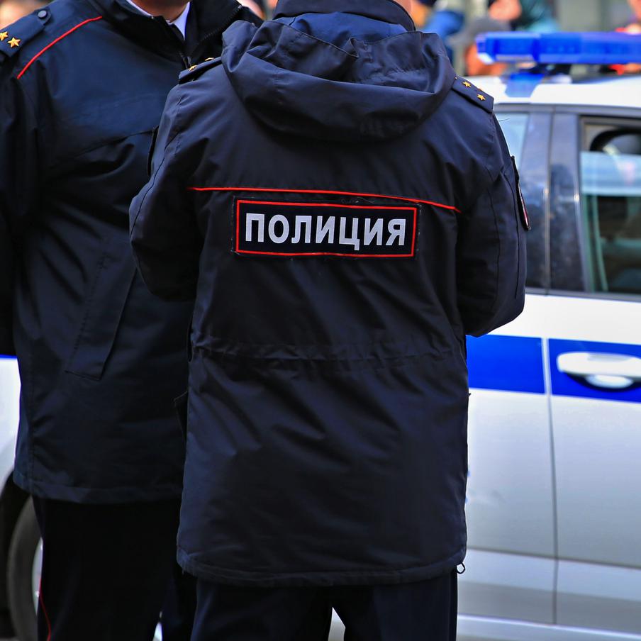 Столичная полиция проверит обстоятельства инцидента со стрельбой в ЗАО. Московские полицейские проверят информацию о якобы инциденте со стрельбой, которая произошла около жилых домов на Мичуринском проспекте. На звуки выстрелов пожаловались местные жители