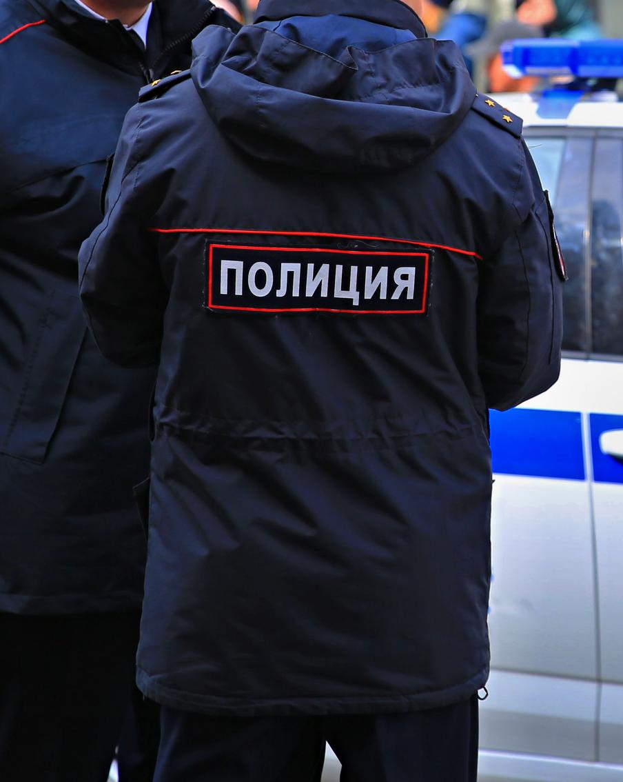 Столичная полиция проверит обстоятельства инцидента со стрельбой в ЗАО. Московские полицейские проверят информацию о якобы инциденте со стрельбой, которая произошла около жилых домов на Мичуринском проспекте. На звуки выстрелов пожаловались местные жители