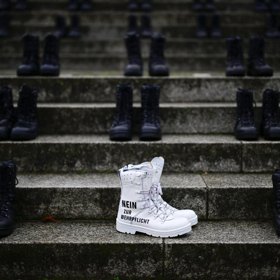 Молодёжь Германии устроила массовые протесты против возобновления призыва. Немецкие власти приняли закон о возвращении обязательной службы в армии, в том числе по "жребию". Молодёжь Германии активно выступает против данной инициативы Берлина