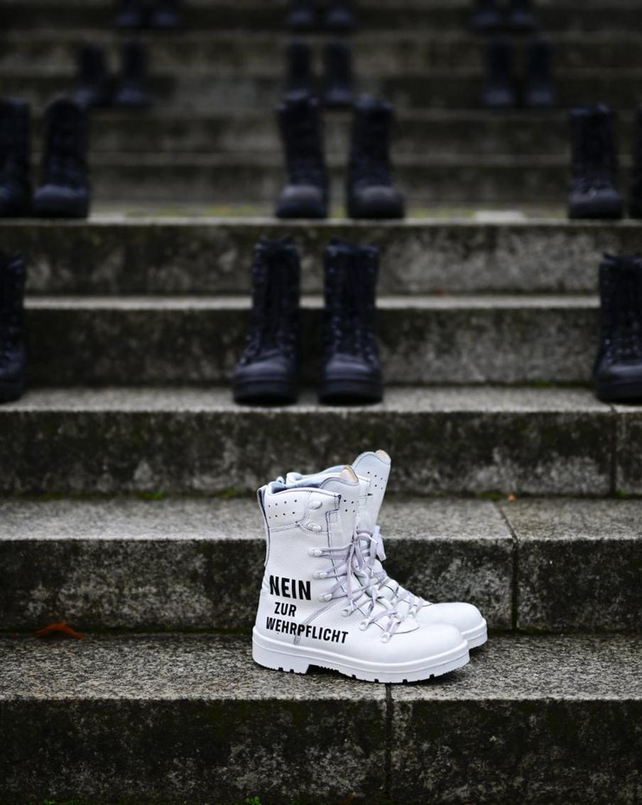 Молодёжь Германии устроила массовые протесты против возобновления призыва. Немецкие власти приняли закон о возвращении обязательной службы в армии, в том числе по "жребию". Молодёжь Германии активно выступает против данной инициативы Берлина