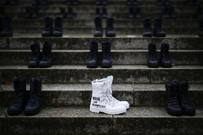 В Германии молодёжь выступает за мир с Россией, протестуя против возобновления призыва в армию