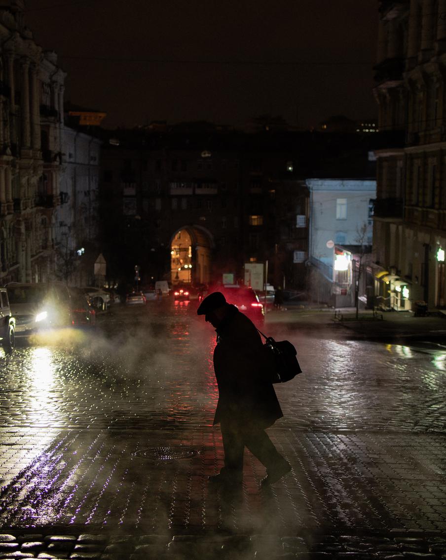 На Украине ограничат подачу электроэнергии из-за удара ВС РФ по энергетике. Украинские власти введут дополнительные ограничения на подачу электричества в жилые дома из-за нанесённых российскими военными ударов по объектам критической инфраструктуры