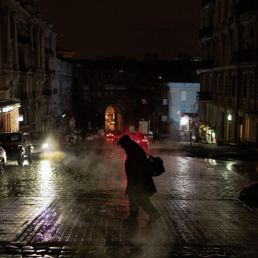 На Украине ограничат подачу электроэнергии из-за удара ВС РФ по энергетике. Украинские власти введут дополнительные ограничения на подачу электричества в жилые дома из-за нанесённых российскими военными ударов по объектам критической инфраструктуры