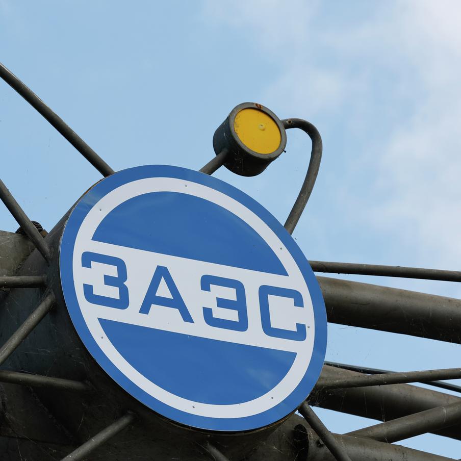 В МАГАТЭ сообщили о временном отключении электричества на Запорожской АЭС. Подконтрольная России Запорожская атомная станция полчаса провела без электроснабжения. Одна из снабжающих АЭС ЛЭП до сих пор отключена