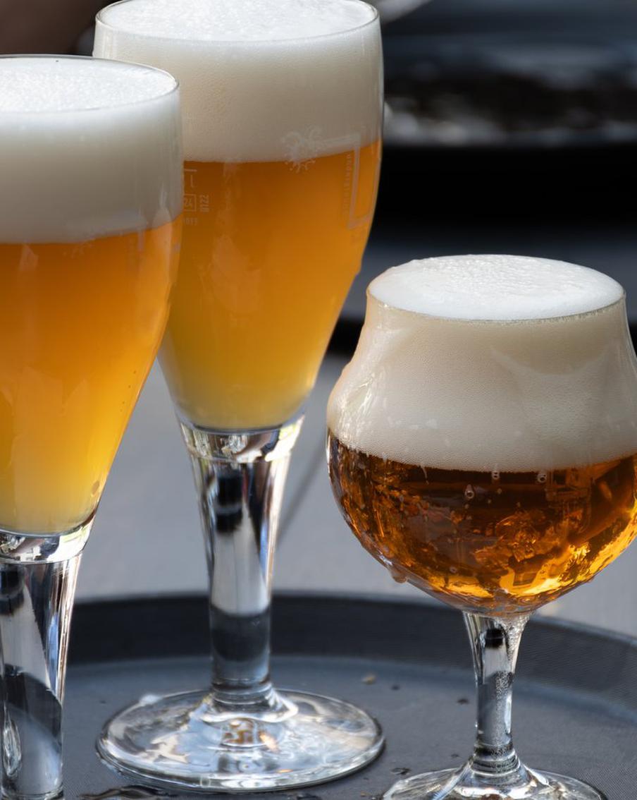 Китай вышел на первое место по поставкам в Россию пива, пишут "Ведомости". По данным, предоставленным ООН Comtrade и национальными таможенными ведомствами, Китай стал крупнейшим экспортёром пива в РФ по итогам девяти месяцев 2025 года. Объём поставок вырос в полтора раза по сравнению с аналогичным периодом 2024 года и достиг 33,4 миллиона долларов. Второе место заняла Чехия, снизив экспорт почти вдвое – до 15,6 миллиона