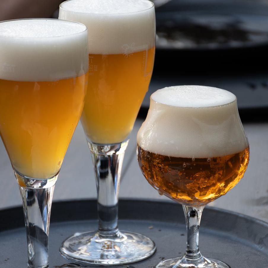 Китай вышел на первое место по поставкам в Россию пива, пишут "Ведомости". По данным, предоставленным ООН Comtrade и национальными таможенными ведомствами, Китай стал крупнейшим экспортёром пива в РФ по итогам девяти месяцев 2025 года. Объём поставок вырос в полтора раза по сравнению с аналогичным периодом 2024 года и достиг 33,4 миллиона долларов. Второе место заняла Чехия, снизив экспорт почти вдвое – до 15,6 миллиона