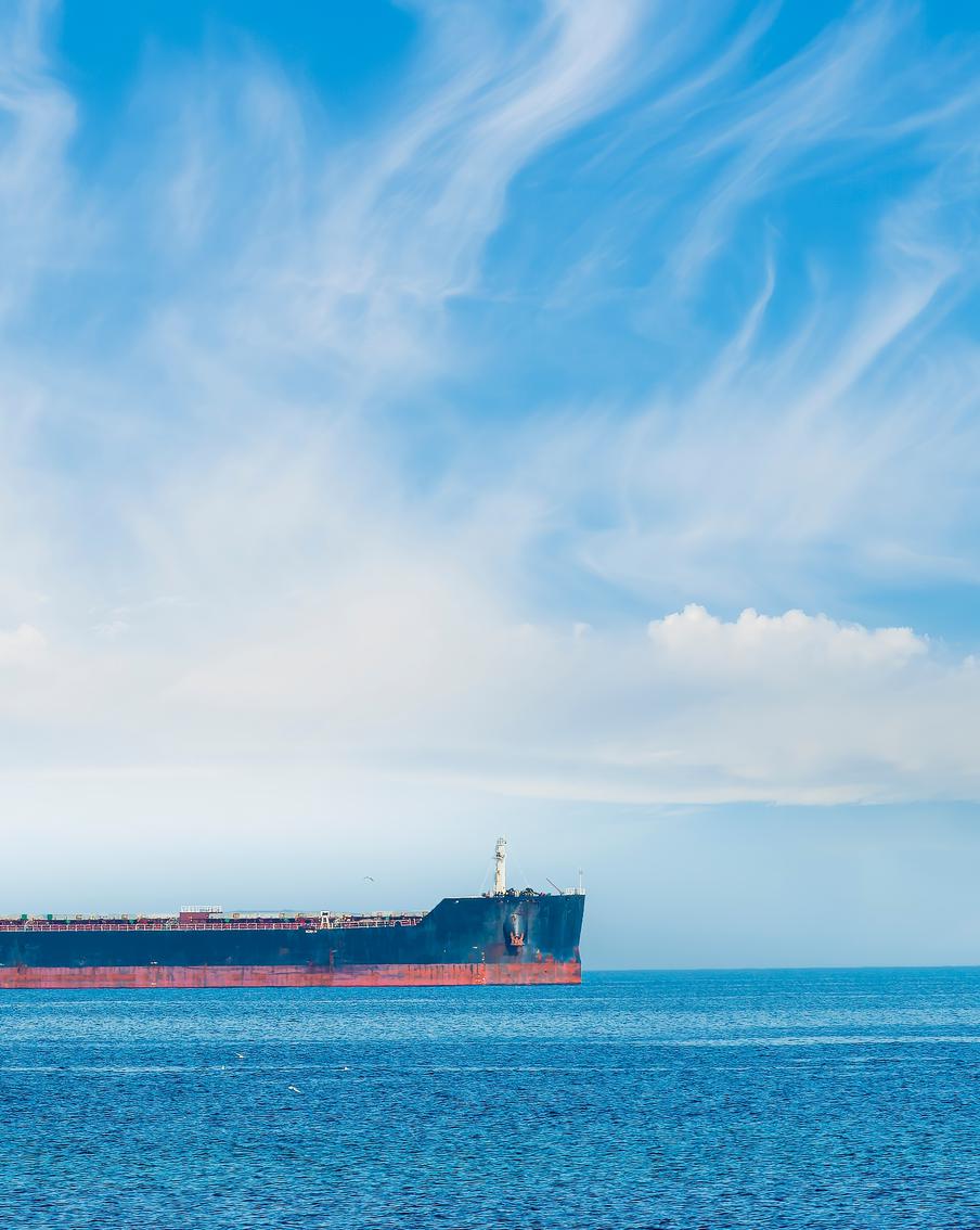 РИА "Новости": отравившиеся на танкере в Мраморном море россияне пришли в себя. Два российских моряка, отравившиеся на борту танкера "Swanlake" в Мраморном море в конце ноября, пришли в сознание. В настоящее время они проходят лечение в турецкой больнице. Об этом сообщила РИА "Новости" супруга третьего российского моряка, который трагически погиб на судне. Расследование обстоятельств произошедшего продолжается