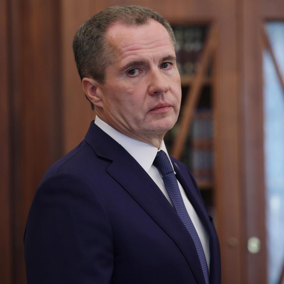 Гладков сообщил о перебоях в электроснабжении Белгорода из-за падения снаряда. Губернатор Белгородской области Вячеслав Гладков сообщил о возникших в столице региона и части прилегающих районов перебоях в электроснабжении из-за неизвестного боеприпаса