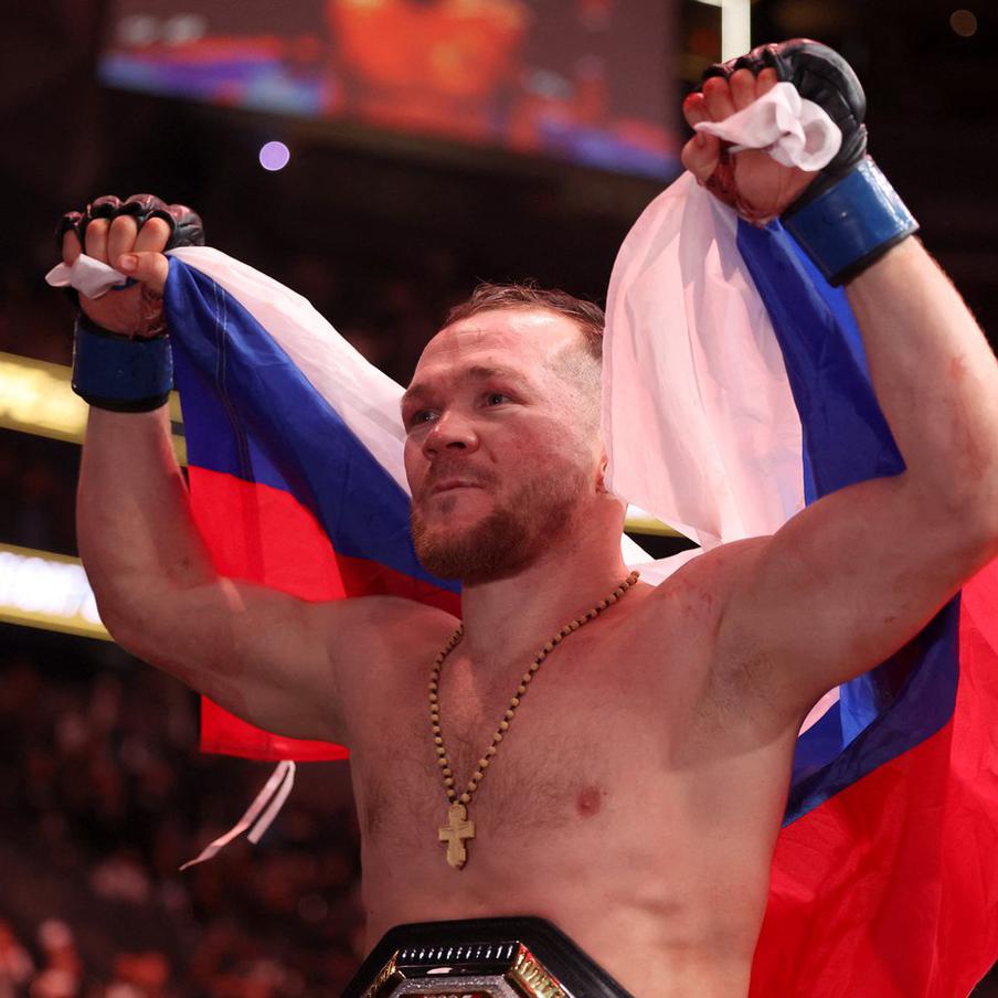 Российский боец Пётр Ян вернул себе титул чемпиона UFC в легчайшем весе. Боец смешанного стиля из России Пётр Ян одолел в поединке грузинского бойца Мераба Двалишвили во время боя-реванша, тем самым вернув себе чемпионский титул