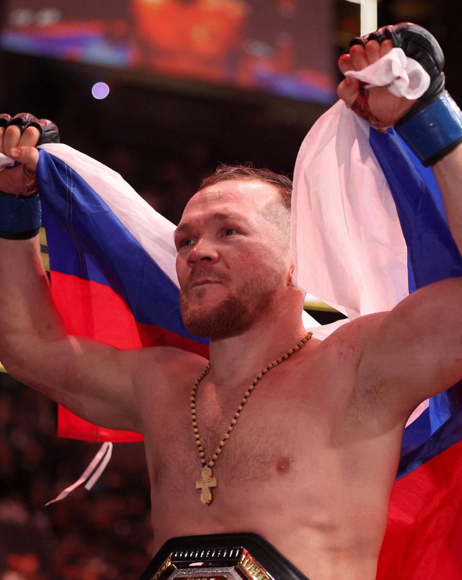 Российский боец Пётр Ян вернул себе титул чемпиона UFC в легчайшем весе. Боец смешанного стиля из России Пётр Ян одолел в поединке грузинского бойца Мераба Двалишвили во время боя-реванша, тем самым вернув себе чемпионский титул