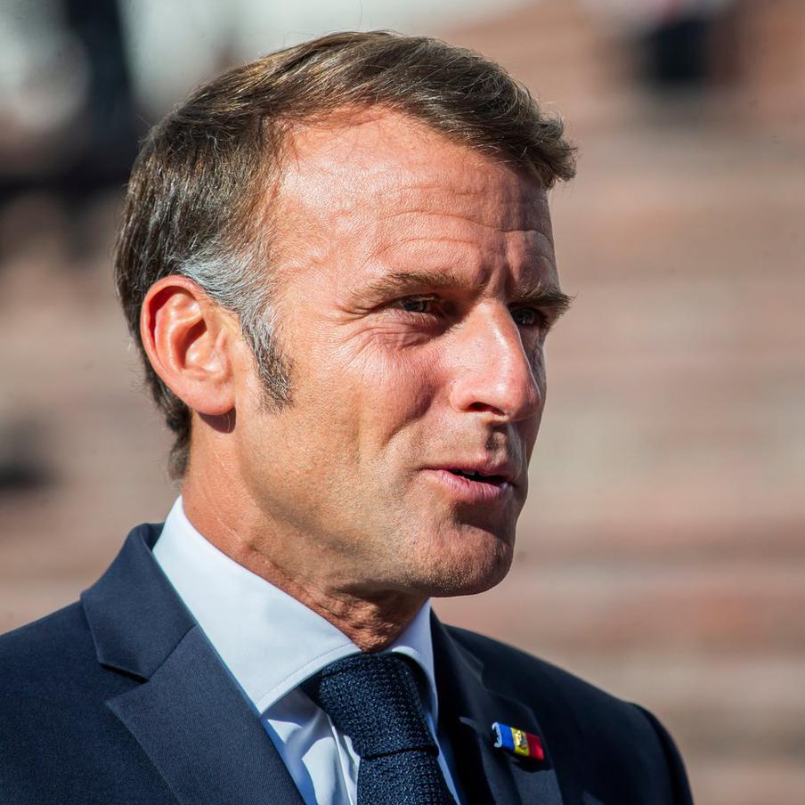 Макрон провёл телефонные переговоры с Зеленским. В ходе телефонного разговора с президентом Украины Владимиром Зеленским президент Франции Эмманюэль Макрон обсудил ключевые аспекты, касающиеся урегулирования украинского конфликта. Макрон подчеркнул, что недавние международные консультации, которые он провёл в Китае, внесли ясность в ситуацию и способствовали активизации дипломатических усилий