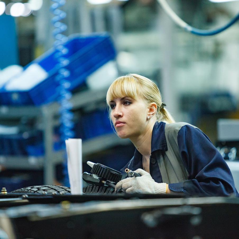 Правительство РФ сократит запрет на профессии для женщин в 2027 году. В рамках реализации национальной модели ведения бизнеса, утверждённой правительством Российской Федерации, планируется сократить перечень профессий, где использование труда женщин ограничено. Завершение данного мероприятия запланировано на декабрь 2027 года