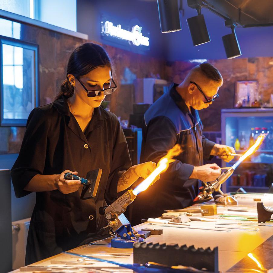 РИА "Новости": опубликован топ-10 отраслей с самым высоким спросом на персонал. Согласно исследованию, проведённому порталом SuperJob для РИА "Новости", по итогам ноября 2025 года наблюдается наибольший спрос на сотрудников в следующих отраслях: