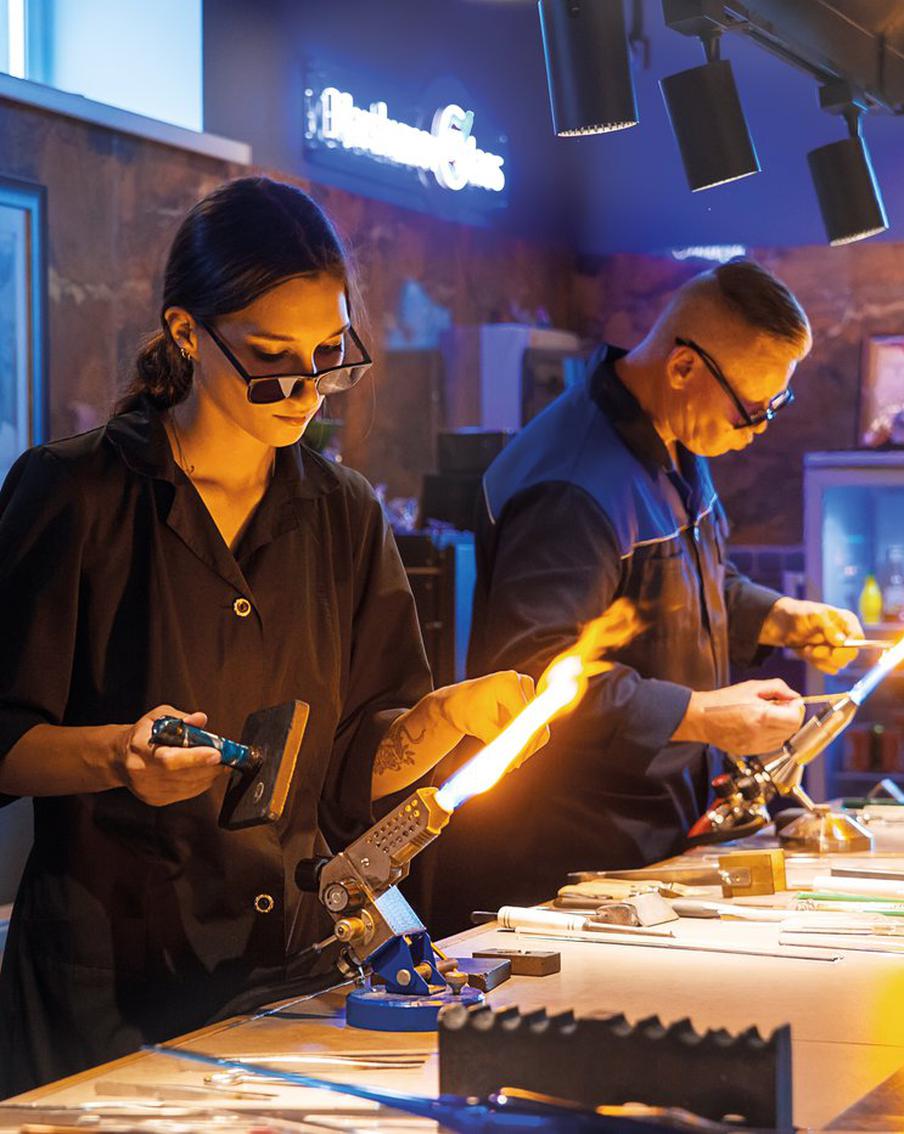 РИА "Новости": опубликован топ-10 отраслей с самым высоким спросом на персонал. Согласно исследованию, проведённому порталом SuperJob для РИА "Новости", по итогам ноября 2025 года наблюдается наибольший спрос на сотрудников в следующих отраслях: