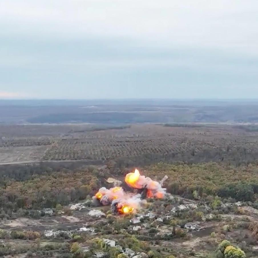 Аналитик объяснил, почему ВС РФ стали наносить удары по Украине рано утром. По словам российского военного блогера Юрия Подоляки, военные изменили время нанесения ударов по объектам на Украине ради якобы повышения эффективности атак