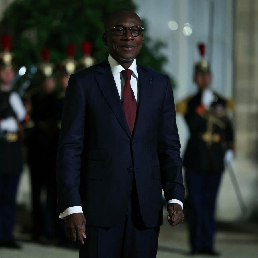 В Бенине пресечена попытка проведения военного переворота группой заговорщиков. Небольшая группа военных предприняла попытку свергнуть действующего президента Бенина Патриса Талона. Однако армия не поддержала заговорщиков и осталась верна присяге