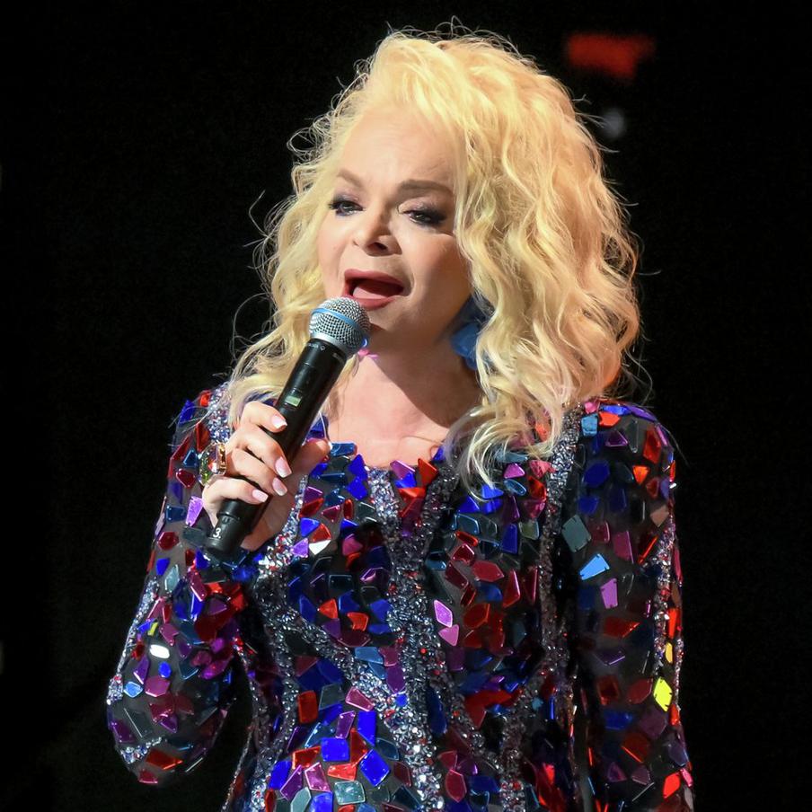 Долина за полтора года ни разу не извинилась перед Лурье, заявила адвокат. Адвокат Полины Лурье Светлана Свириденко в беседе с РИА "Новости" выразила сомнение в искренности извинений, которые Лариса Долина принесла в эфире Первого канала. По мнению Свириденко, Долина решилась на извинения только после того, как ситуация приобрела широкий общественный резонанс