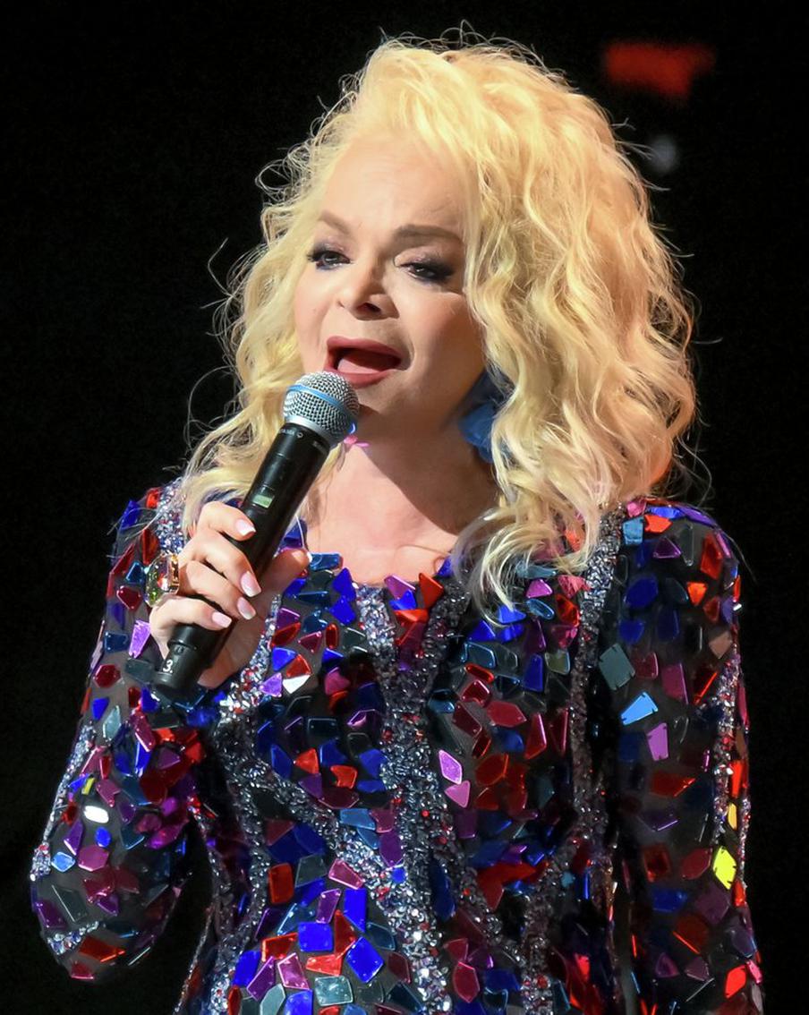 Долина за полтора года ни разу не извинилась перед Лурье, заявила адвокат. Адвокат Полины Лурье Светлана Свириденко в беседе с РИА "Новости" выразила сомнение в искренности извинений, которые Лариса Долина принесла в эфире Первого канала. По мнению Свириденко, Долина решилась на извинения только после того, как ситуация приобрела широкий общественный резонанс