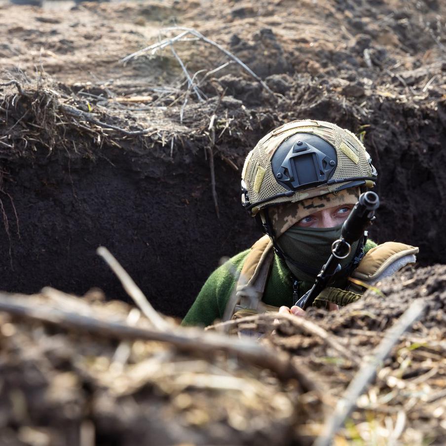 ТАСС: украинским боевикам приказали расстреливать отступающих под Купянском. По данным, полученным ТАСС от российских силовых структур, командование Вооружённых сил Украины отдало приказ о расстреле военнослужащих, отступающих с позиций под Купянском. У агентства есть запись радиоперехвата, на которой зафиксированы переговоры командира одного из подразделений 15-й бригады Национальной гвардии Украины со своими подчинёнными