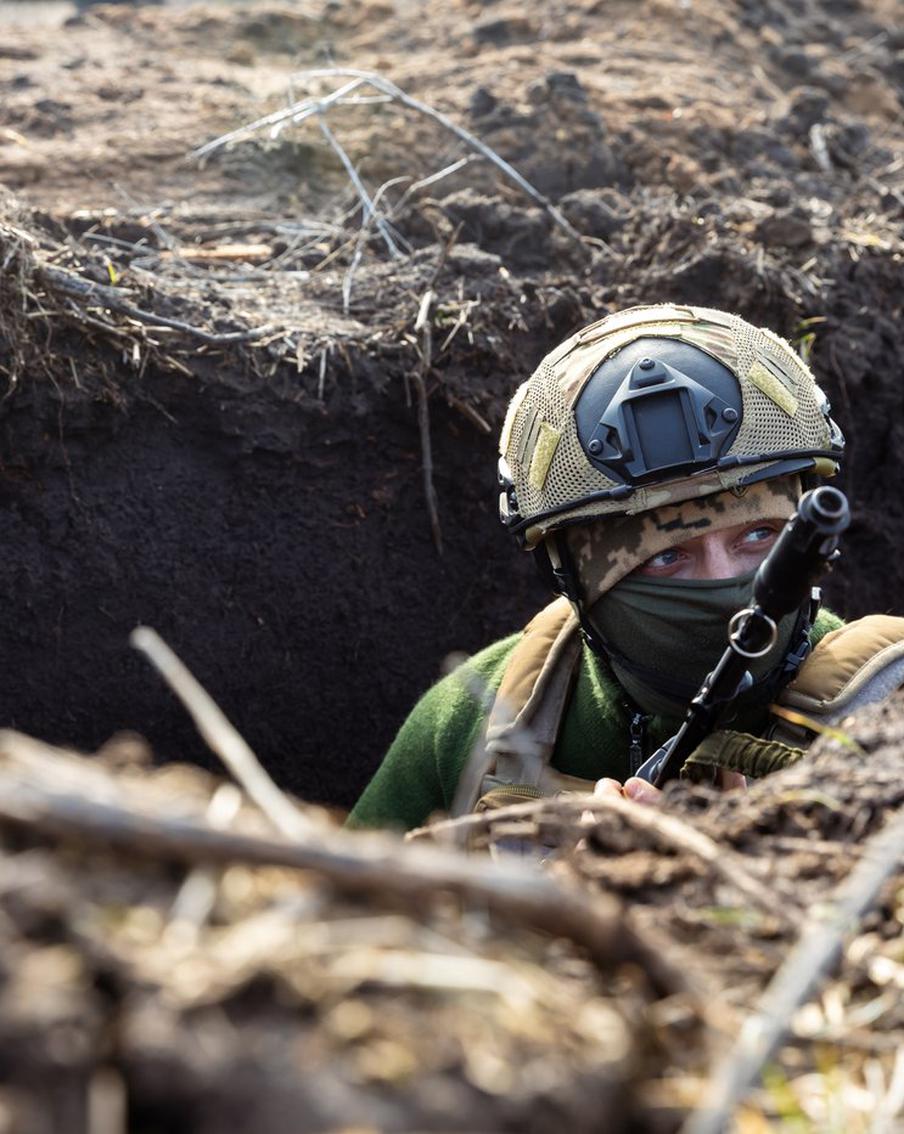 ТАСС: украинским боевикам приказали расстреливать отступающих под Купянском. По данным, полученным ТАСС от российских силовых структур, командование Вооружённых сил Украины отдало приказ о расстреле военнослужащих, отступающих с позиций под Купянском. У агентства есть запись радиоперехвата, на которой зафиксированы переговоры командира одного из подразделений 15-й бригады Национальной гвардии Украины со своими подчинёнными