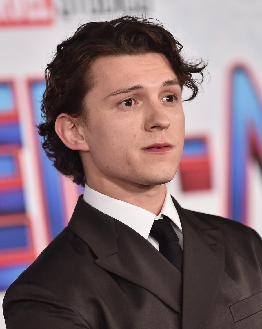 "В этой квартире нет паутины, опомнись!": в соцсетях Тома Холланда россияне требуют вернуть квартиру Долиной