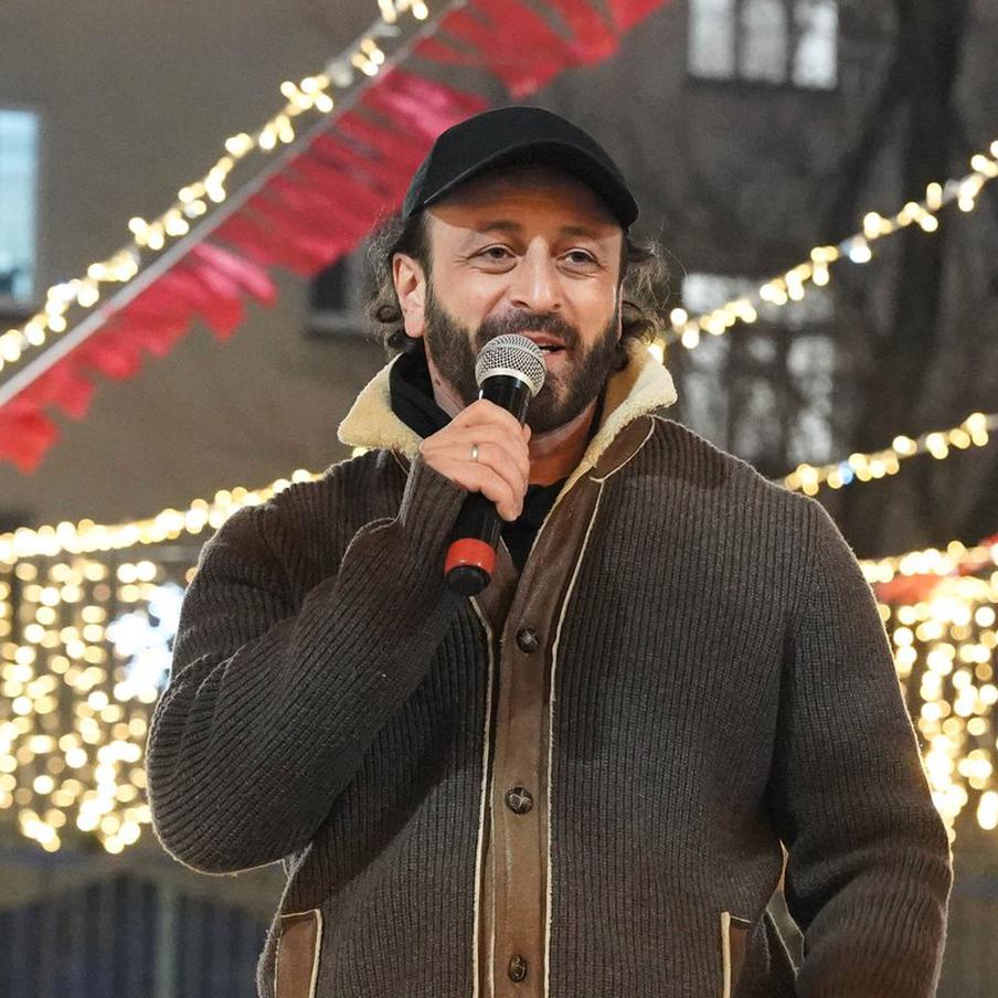 Илья Авербух назвал новогоднюю ёлку в честь любимой жены: фигурист сделал неожиданное признание. На открытии Всероссийского зимнего фестиваля на льду Winter Fest, который состоялся на катке в парке на Ходынском поле, многократный чемпион мира, Европы и России по фигурному катанию сообщил, что уже готов к встрече нового года