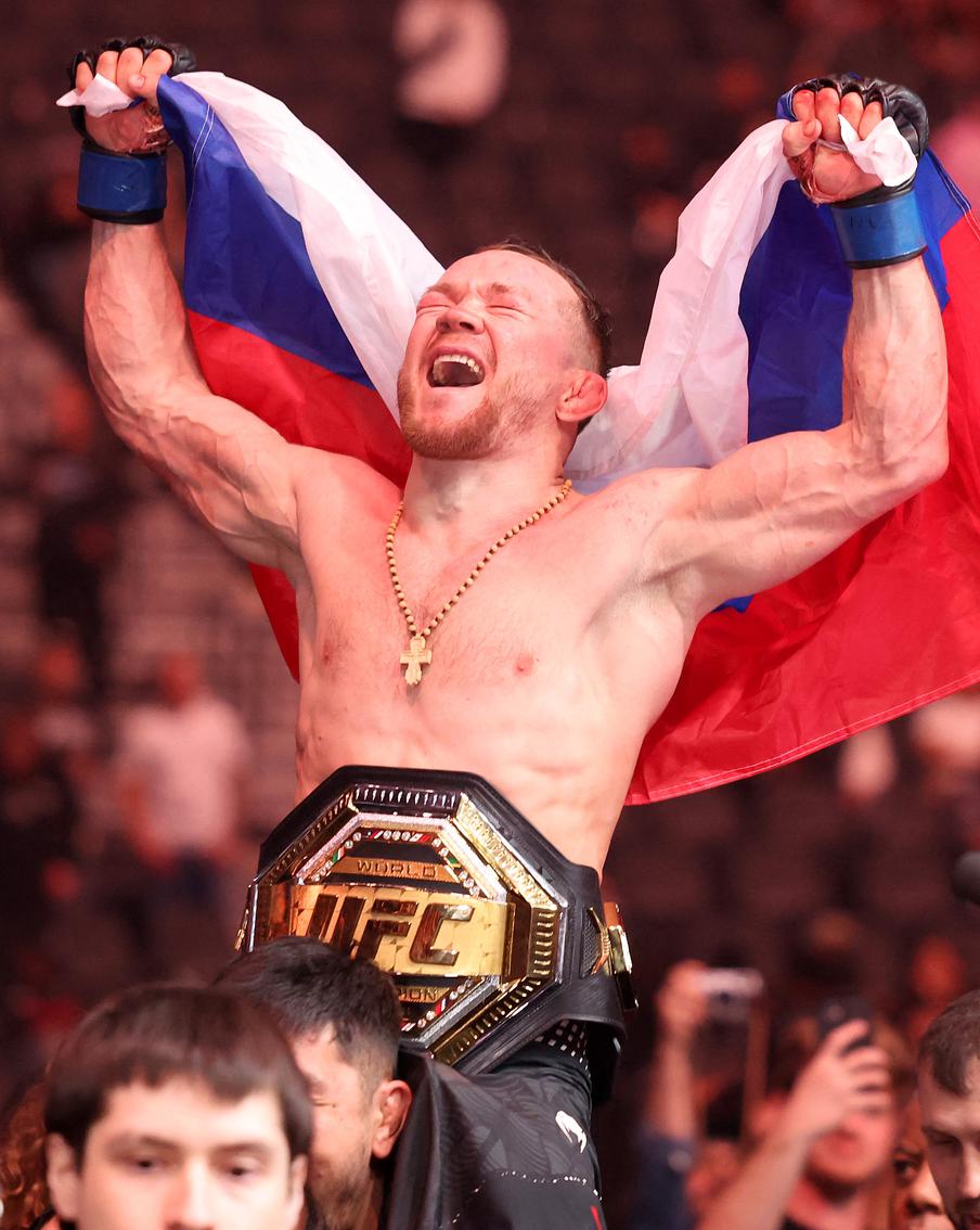 Наш боец искупался в крови соперника: как Пётр Ян победил Мераба Двалишвили