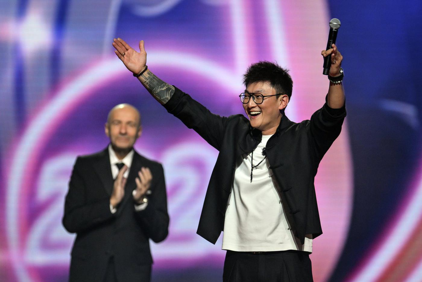 Победитель "Новой волны" Alex Slim выступает на концерте "Песня года – 2025". 