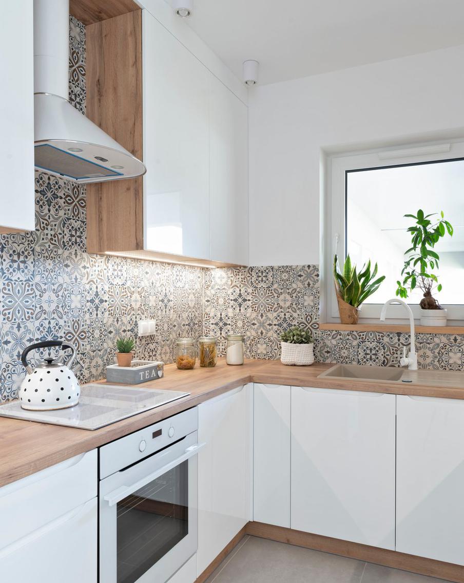 Гарнитур "в потолок" и угловое расположение – лучший вариант для маленькой кухни.