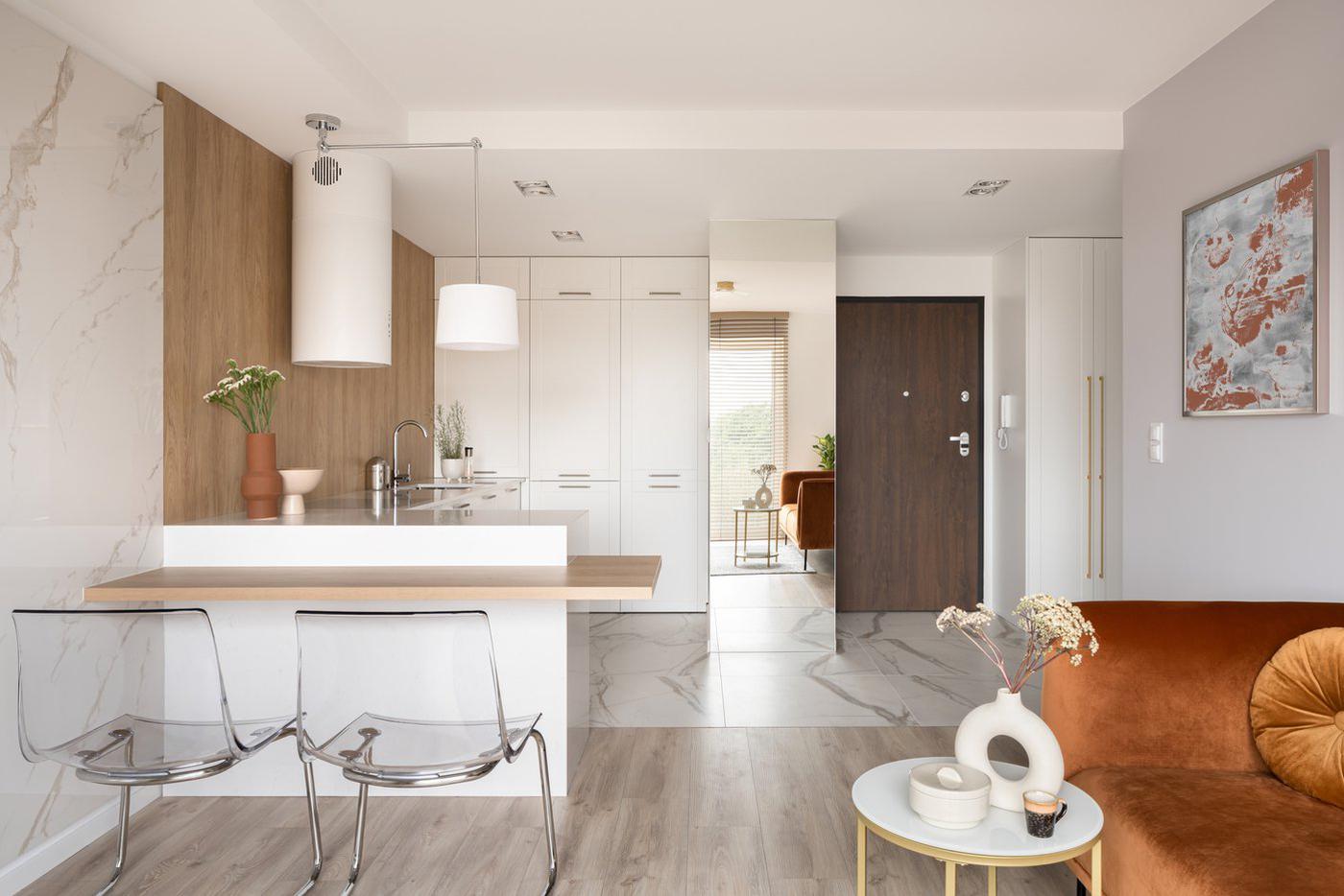 Используйте "воздушную" мебель из акрила и зеркала.