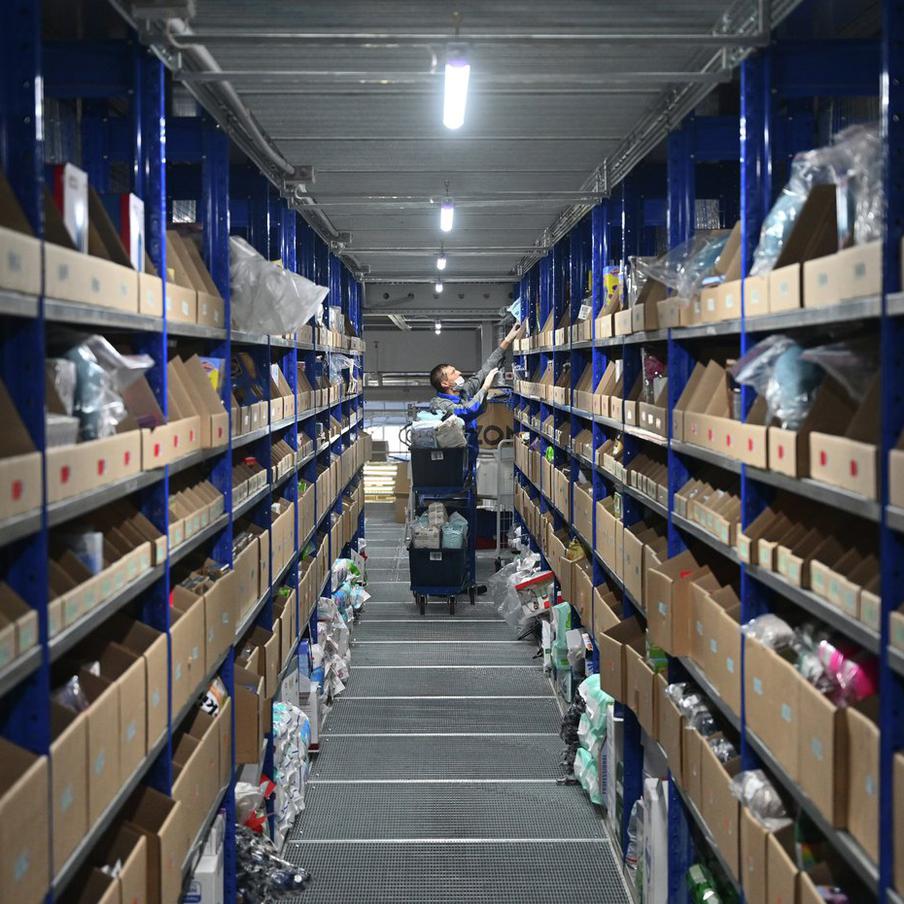 Офлайн-ретейлеры требуют ограничить ценовые практики маркетплейсов. Крупные розничные сети обратились к правительству с предложениями ужесточить правила для маркетплейсов, заявив о демпинге, кросс-субсидировании и налоговых преимуществах площадок, которые, по их мнению, искажают конкуренцию и вытесняют традиционные каналы продаж