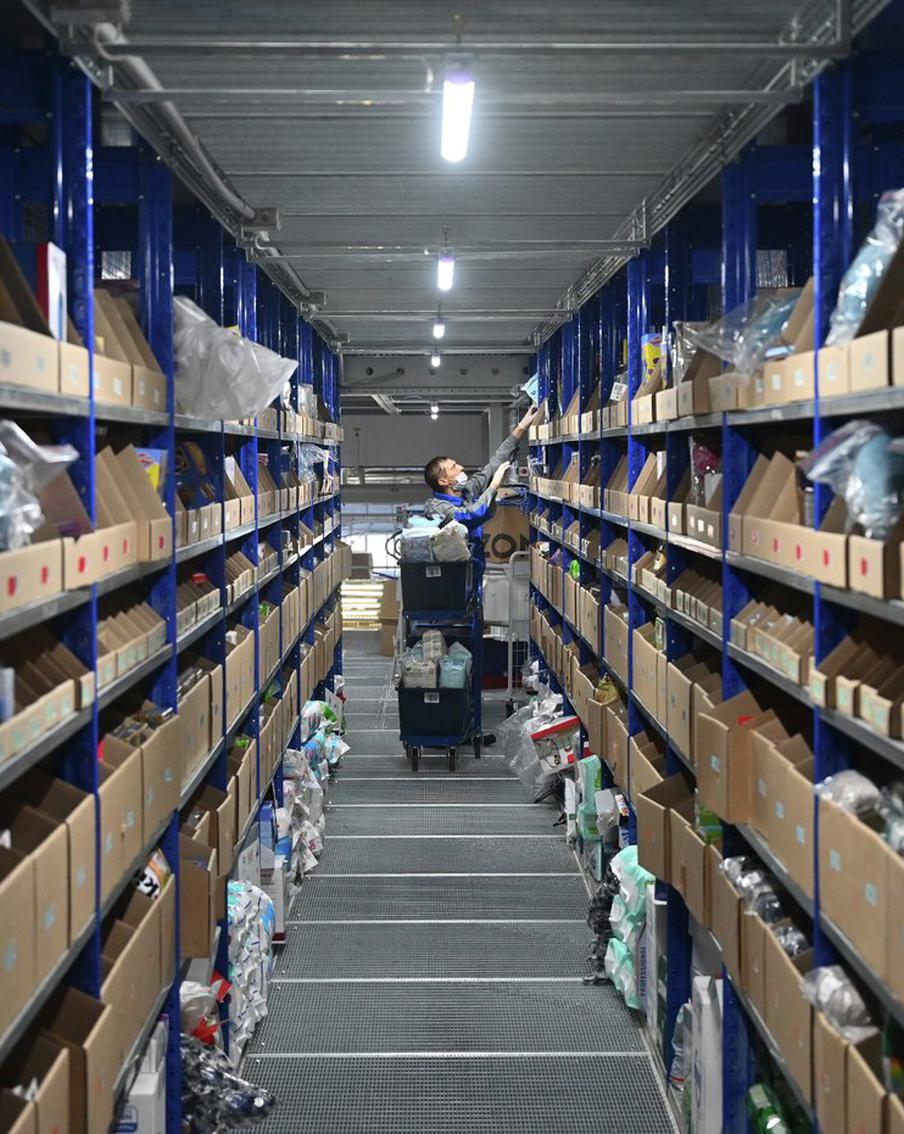 Офлайн-ретейлеры требуют ограничить ценовые практики маркетплейсов. Крупные розничные сети обратились к правительству с предложениями ужесточить правила для маркетплейсов, заявив о демпинге, кросс-субсидировании и налоговых преимуществах площадок, которые, по их мнению, искажают конкуренцию и вытесняют традиционные каналы продаж