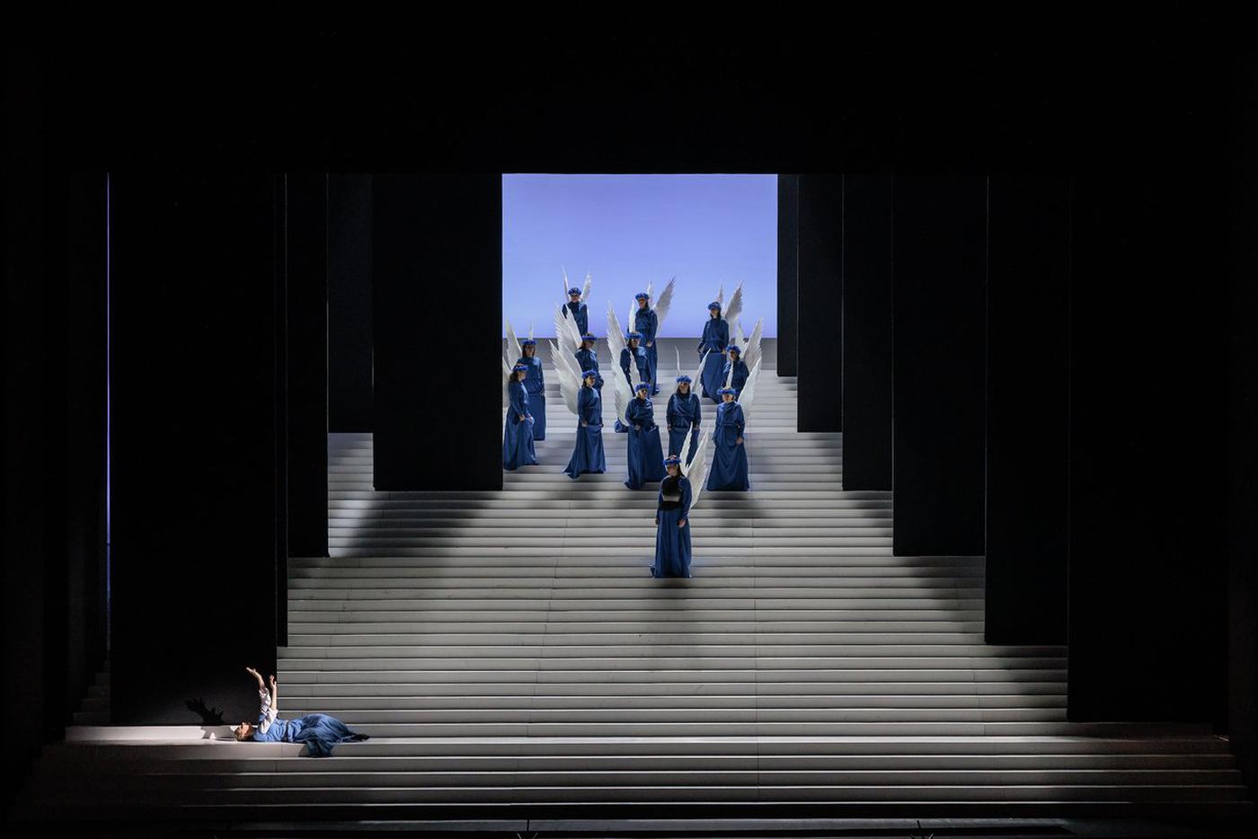 Одна из самых эффектных и музыкально, и визуально сцен – разговор Иоанны с ангелами.