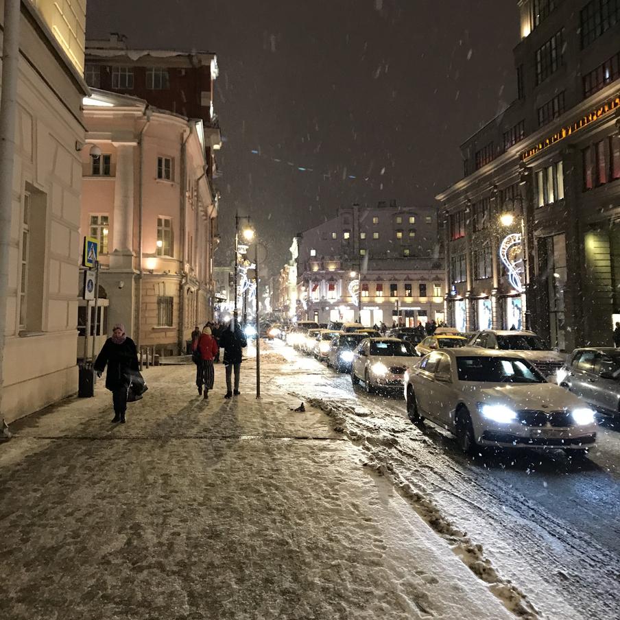 Морозы распространятся на запад России и принесут снег в столичный регион. Северные арктические массы движутся на запад страны: на севере Красноярского края и в Эвенкии фиксируют до -54°, в Центральной России морозы впервые опустятся ниже -20°, а в Москве выпадет долгожданный снег