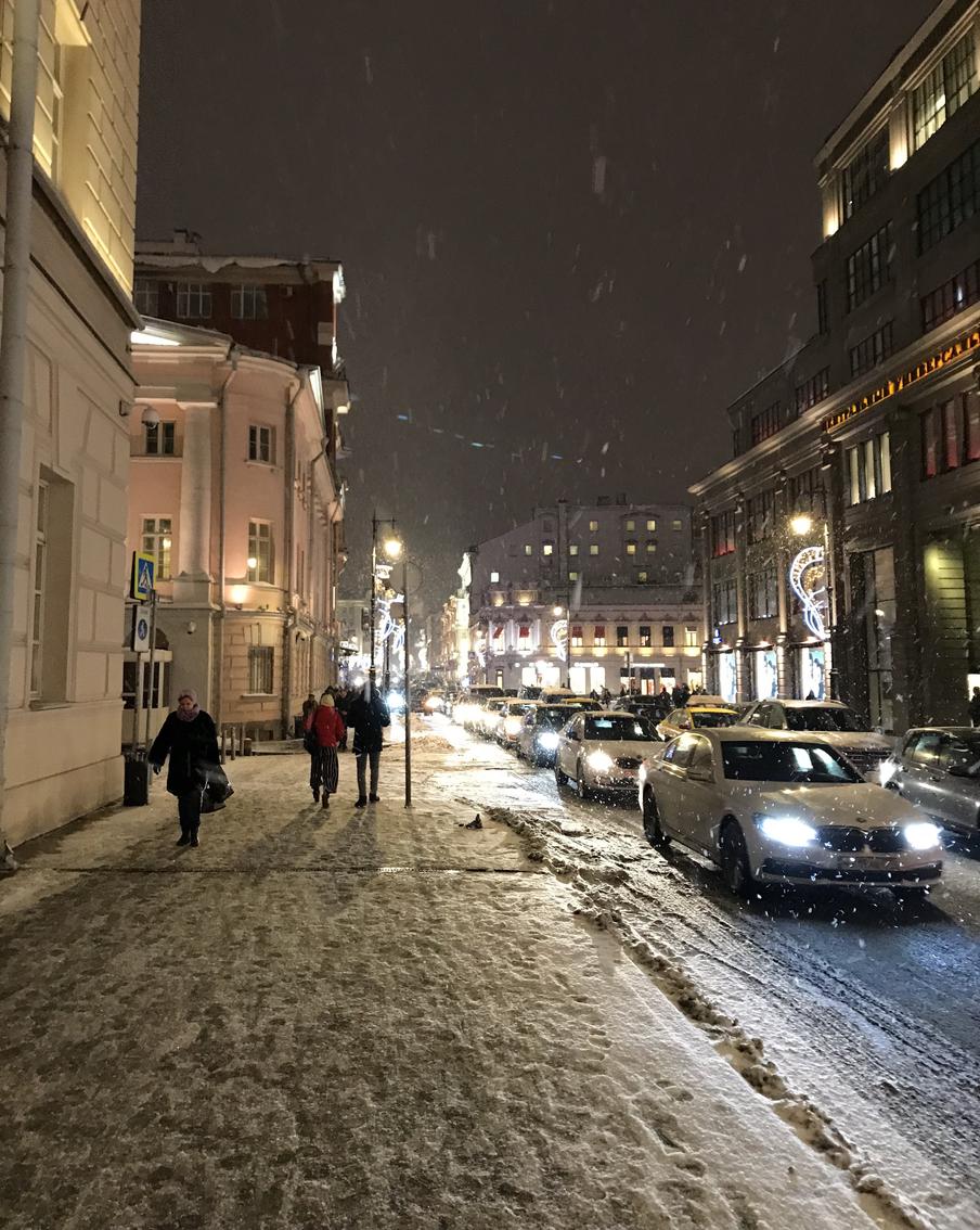 Морозы распространятся на запад России и принесут снег в столичный регион. Северные арктические массы движутся на запад страны: на севере Красноярского края и в Эвенкии фиксируют до -54°, в Центральной России морозы впервые опустятся ниже -20°, а в Москве выпадет долгожданный снег