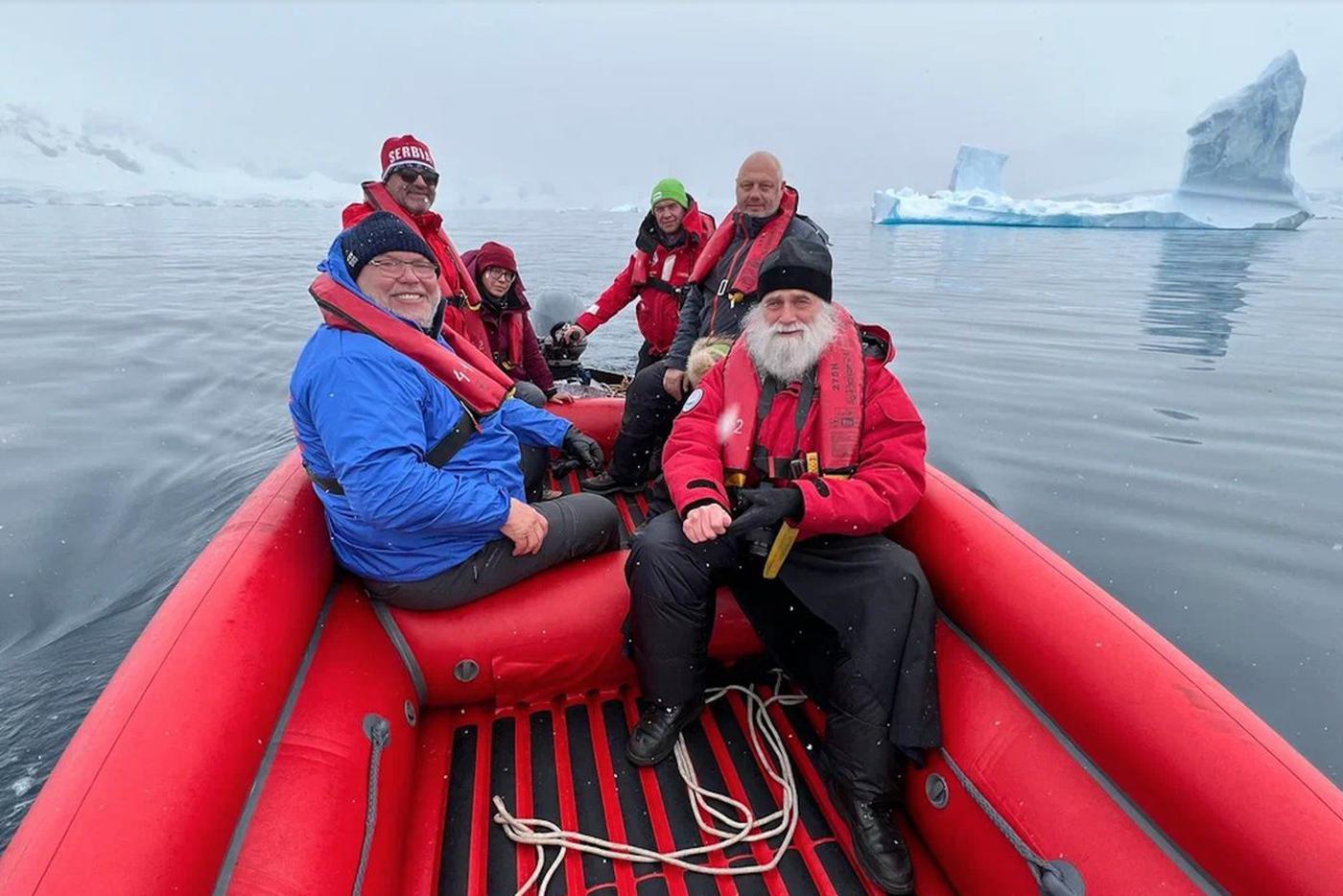 Ни одна экспедиция не обходится без приключений, считает Михаил Слипенчук (на фото первый слева) 