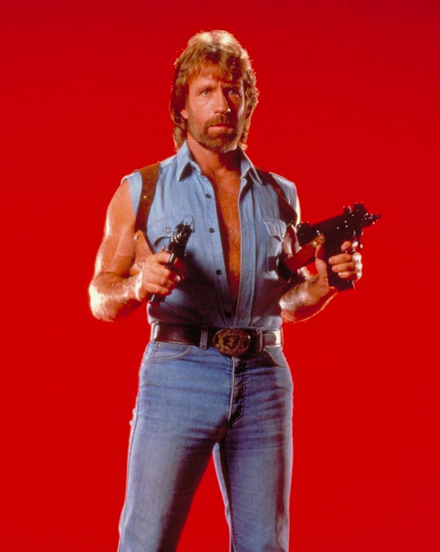 Чак Норрис в образе отставного агента ЦРУ из фильма Вторжение в США (1985).