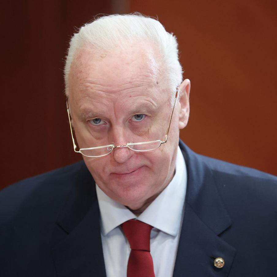 Бастрыкин заявил, что скрывать украденное бессмысленно и опасно для семьи. Председатель СК России Александр Бастрыкин отметил, что попытки прятать украденные средства бессмысленны, зарубежные партнёры их используют, а следователи имеют новые инструменты для выявления коррупции и привлечения к ответственности