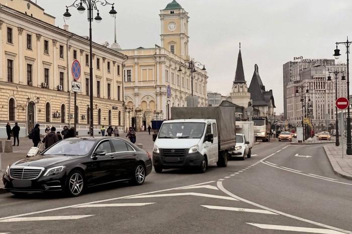 Максим Ликсутов сообщил, что количество нарушений правил парковки на Комсомольской площади сократилось почти на 60%