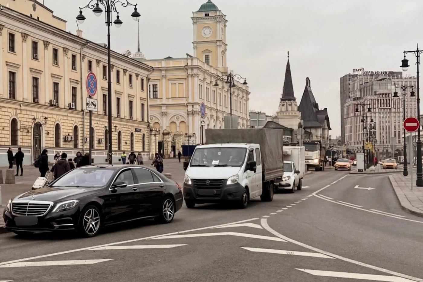 Максим Ликсутов сообщил, что количество нарушений правил парковки на Комсомольской площади сократилось почти на 60%