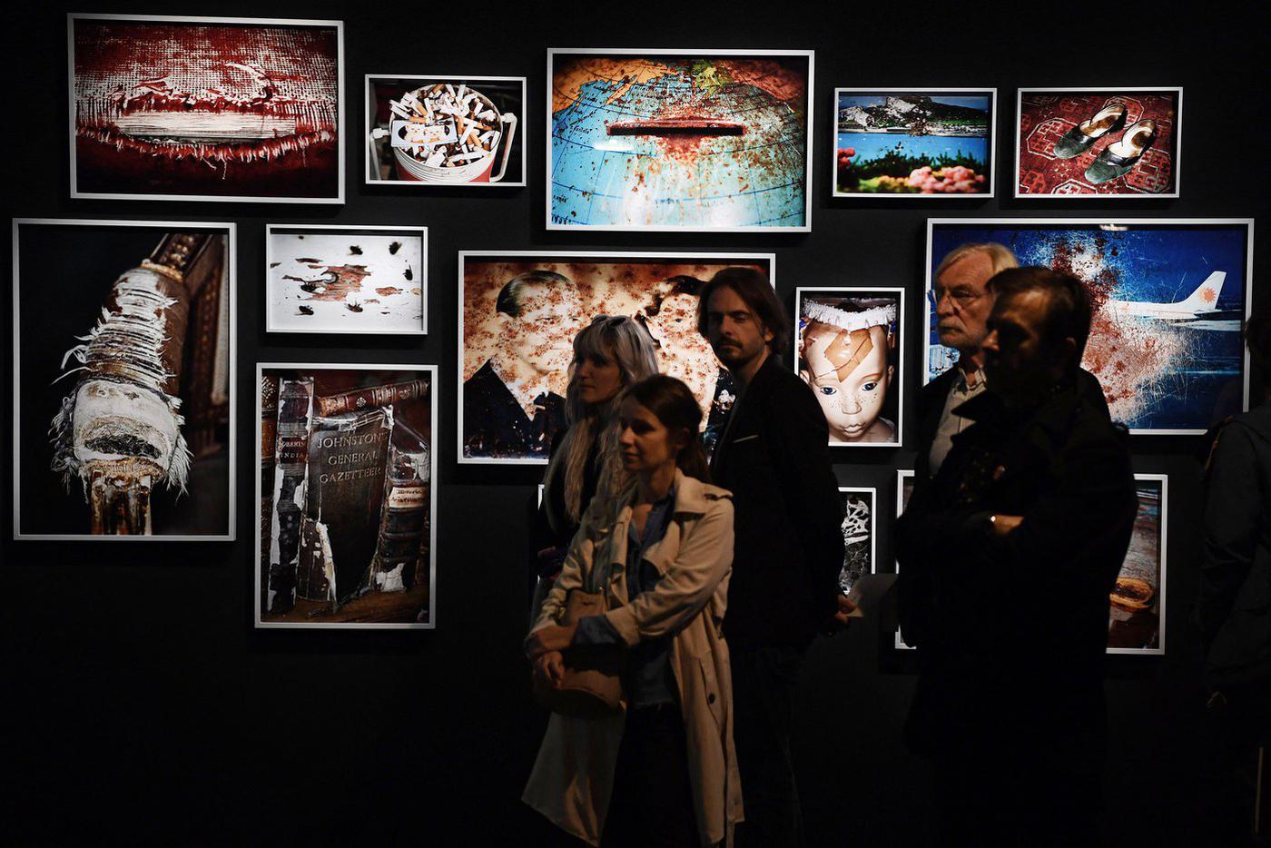 Посетители одной из выставок Мартина Парра в Париже