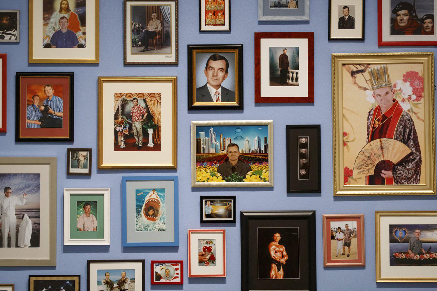 Работы Мартина Парра на выставке в Париже