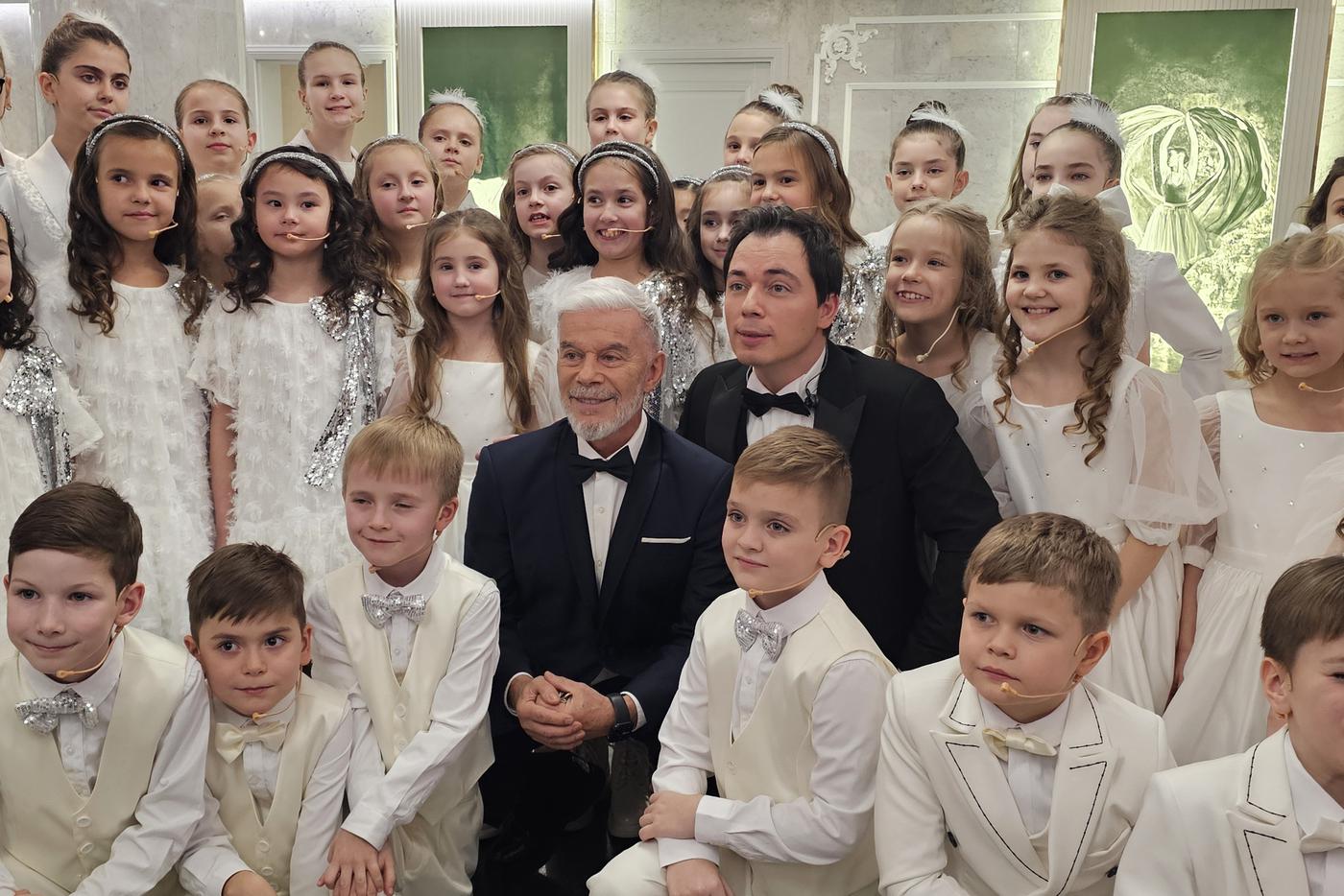 Олег и Родион Газмановым с участниками ансамбля "Домисолька" на новогожнем концерте в Кремле.