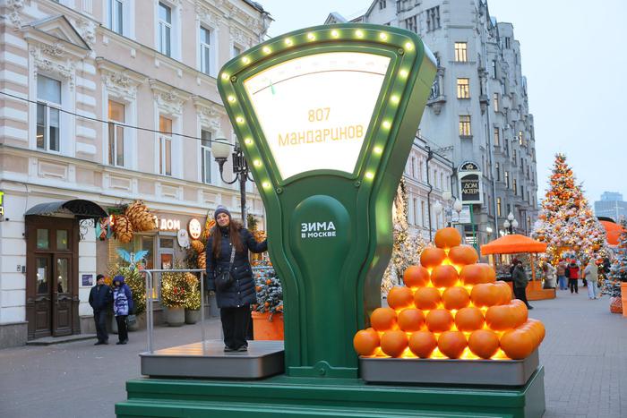 Сколько вы весите в мандаринах? Москвичи облюбовали новый аттракцион в центре города