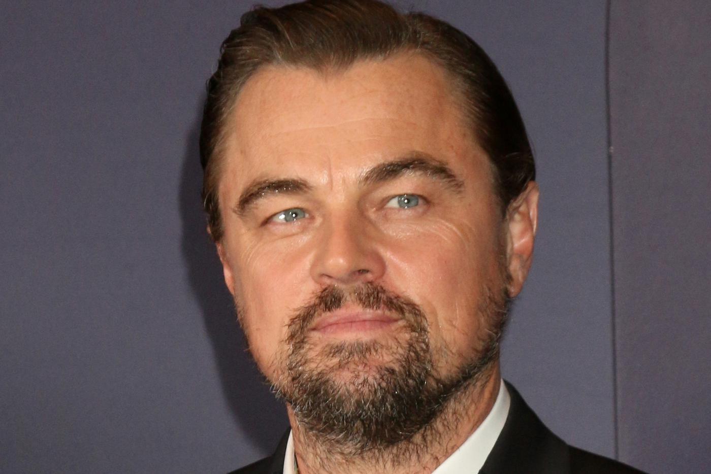 ДиКаприо стал артистом года и посоветовал не привлекать к себе внимания