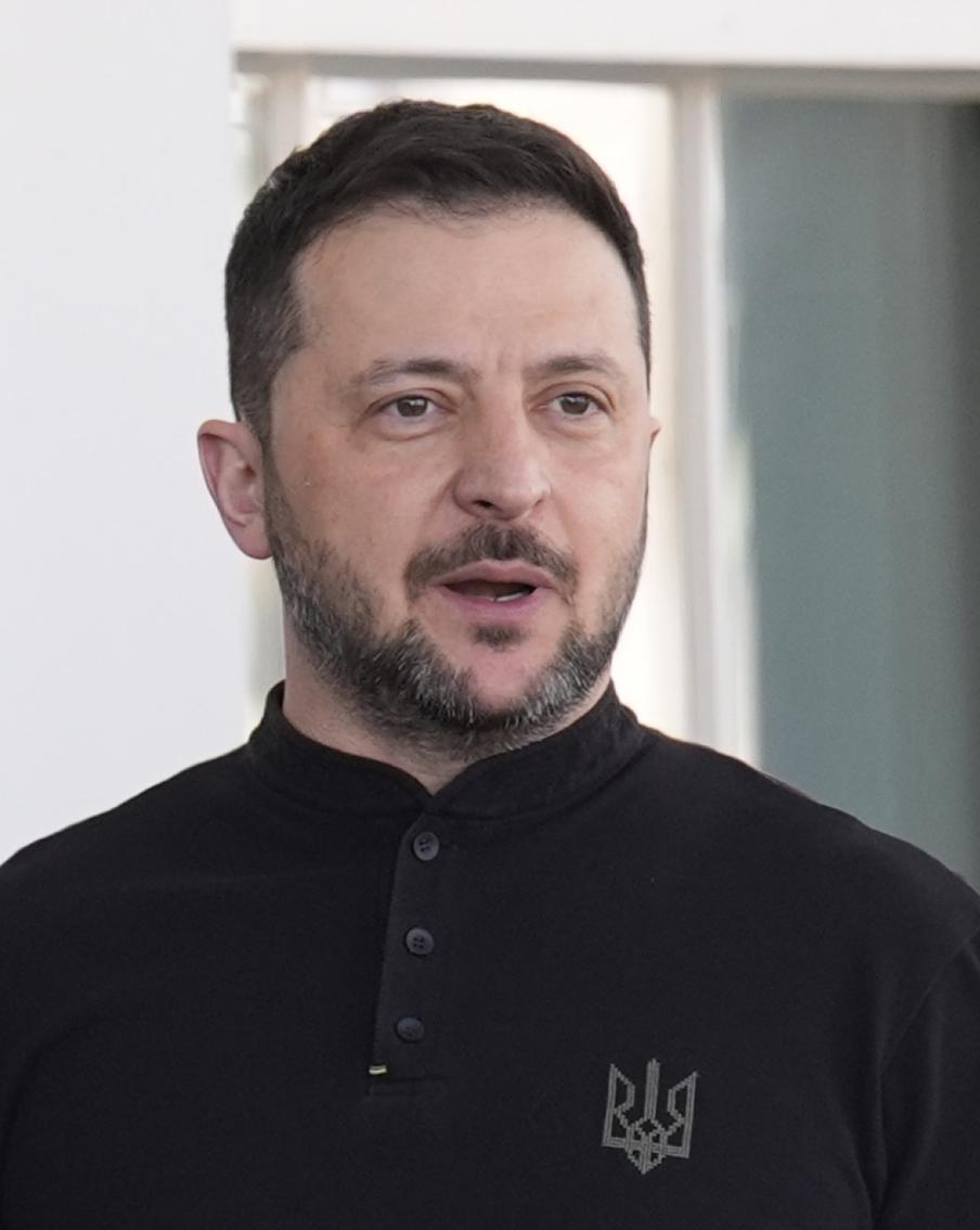 Зеленский признал отсутствие сил для возвращения Крыма. Владимир Зеленский заявил, что Украина не обладает ресурсами и поддержкой, достаточными для попытки вернуть Крым, отметив, что говорил о своих намерениях ещё на первой встрече с Владимиром Путиным в 2019 году