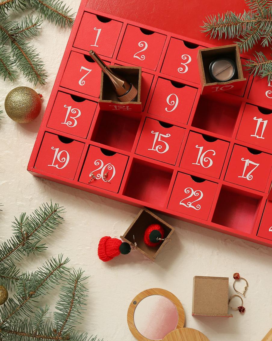 Косметические адвент-календари: лучшие наборы для ухода и макияжа