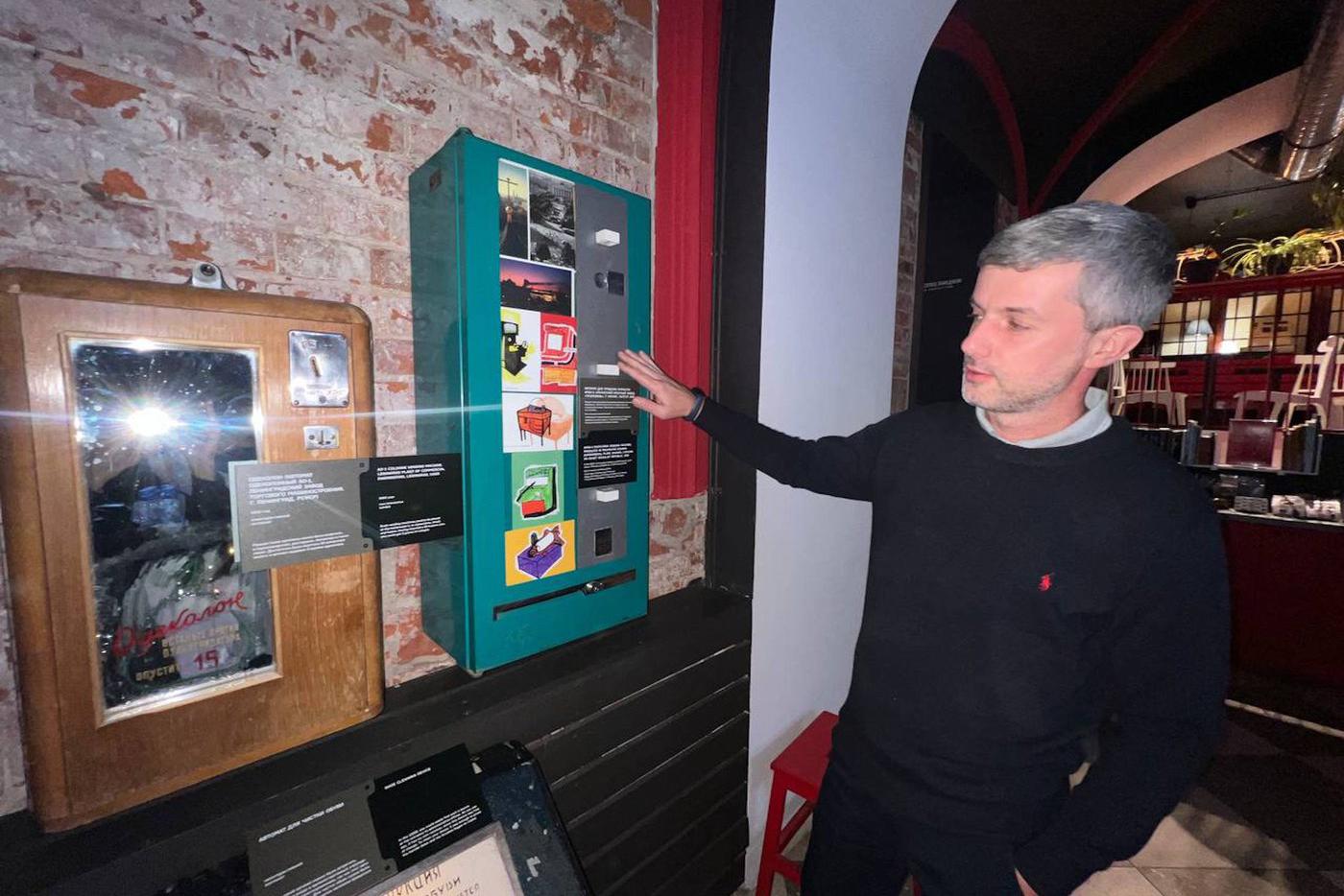 Сооснователь Музея советских игровых автоматов Александр Вугман рассказывает, как работала вендинг-машина с открытками.